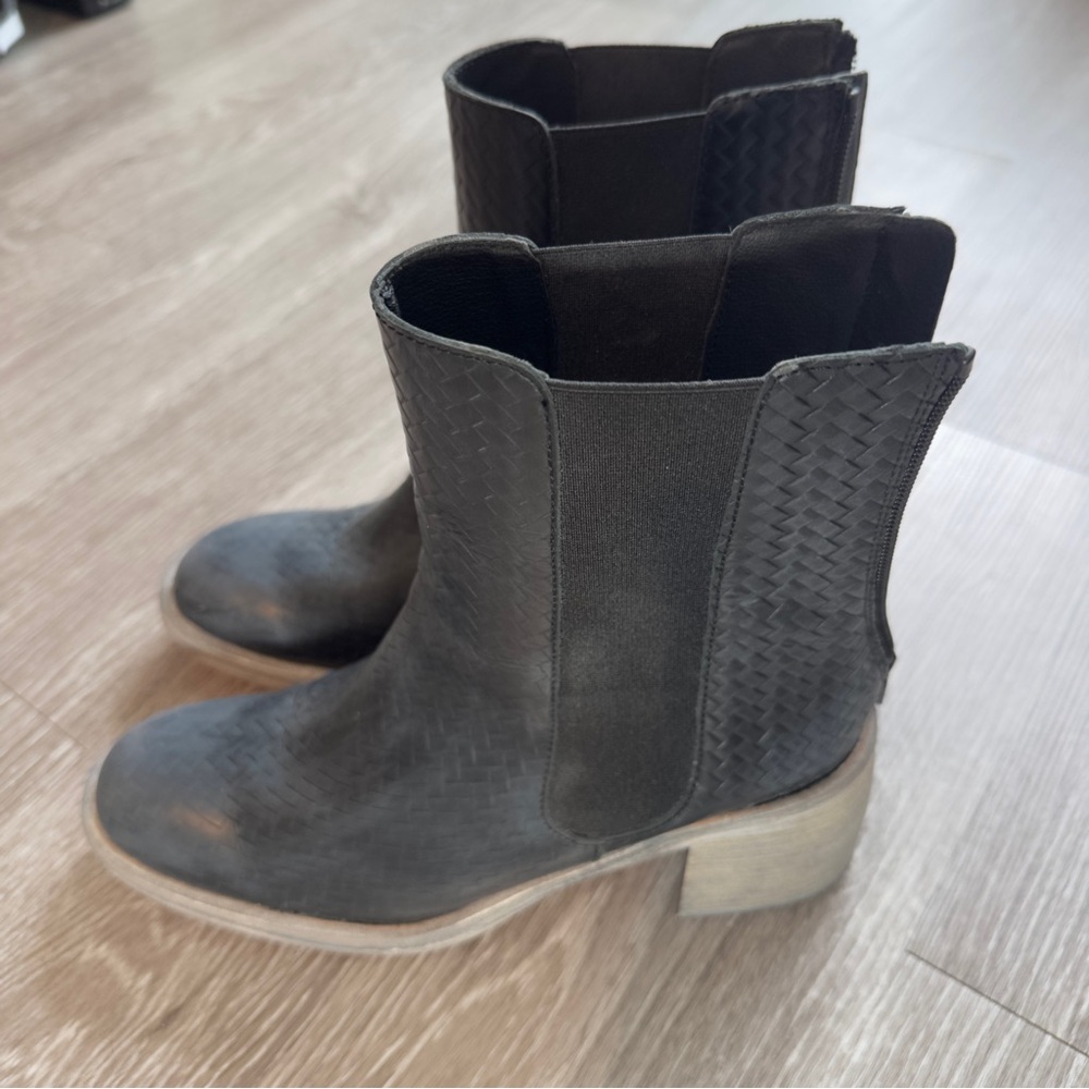 Free People Essential Chelsea Boots - Navy size 9.5 EUR 40
